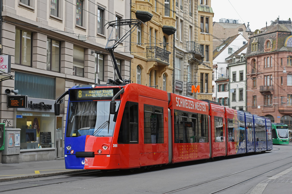 Be 6/8 Combino 306 FC Basel, auf der Linie 8, fährt zur Haltestelle Schifflände. Die Aufnahme stammt vom 06.03.2019.