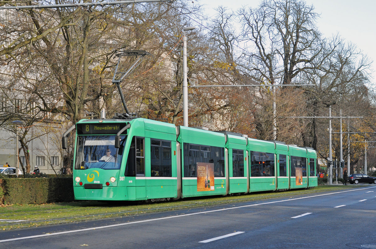 Be 6/8 Combino 307, auf der Linie 8, fährt zur Haltestelle am Bahnhof SBB. Die Aufnahme stammt vom 01.12.2017.