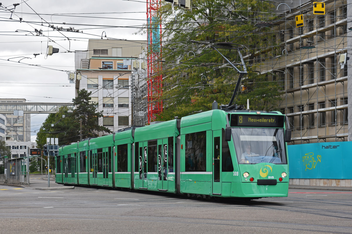 Be 6/8 Combino 309, auf der Linie 8, verlässt die Haltestelle Dreirosenbrücke. Die Aufnahme stammt vom 23.09.2018.