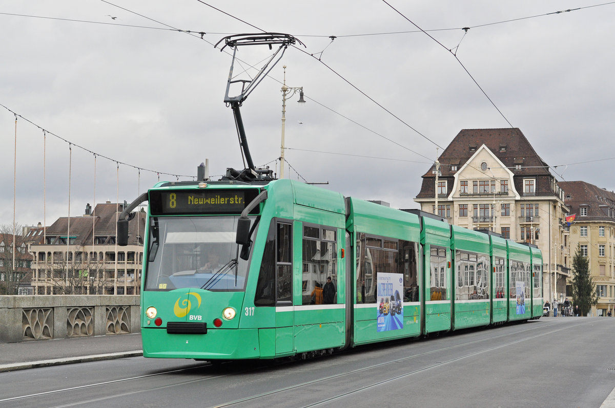 Be 6/8 Combino 317, auf der Linie 8 überquert die Mittlere Rheinbrücke. Die Aufnahme stammt vom 29.11.2017.