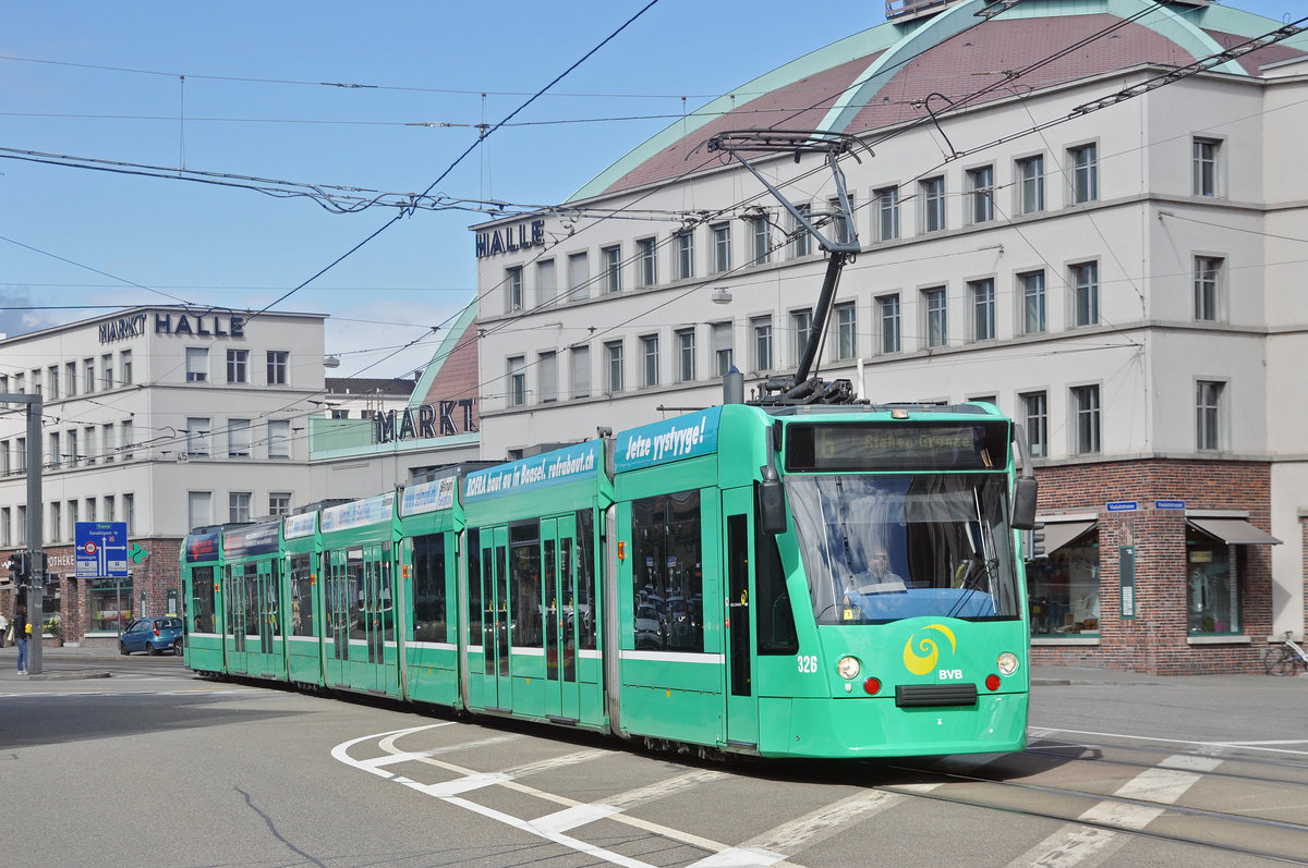 Be 6/8 Combino 326, auf der wegen der Baustelle am Steinenberg umgeleiteten Linie 6, fährt zur Haltestelle am Bahnhof SBB. Die Aufnahme stammt vom 16.09.2017.