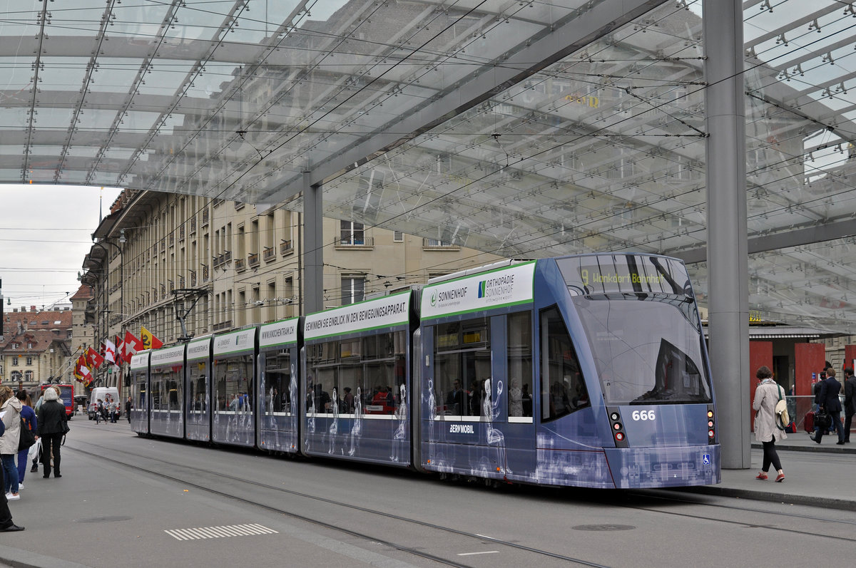 Be 6/8 Combino 666, mit einer Werbung für die Orthopädie Klinik Sonnenhof, bedient die Haltestelle beim Bahnhof Bern. Die Aufnahme stammt vom 09.05.2016.