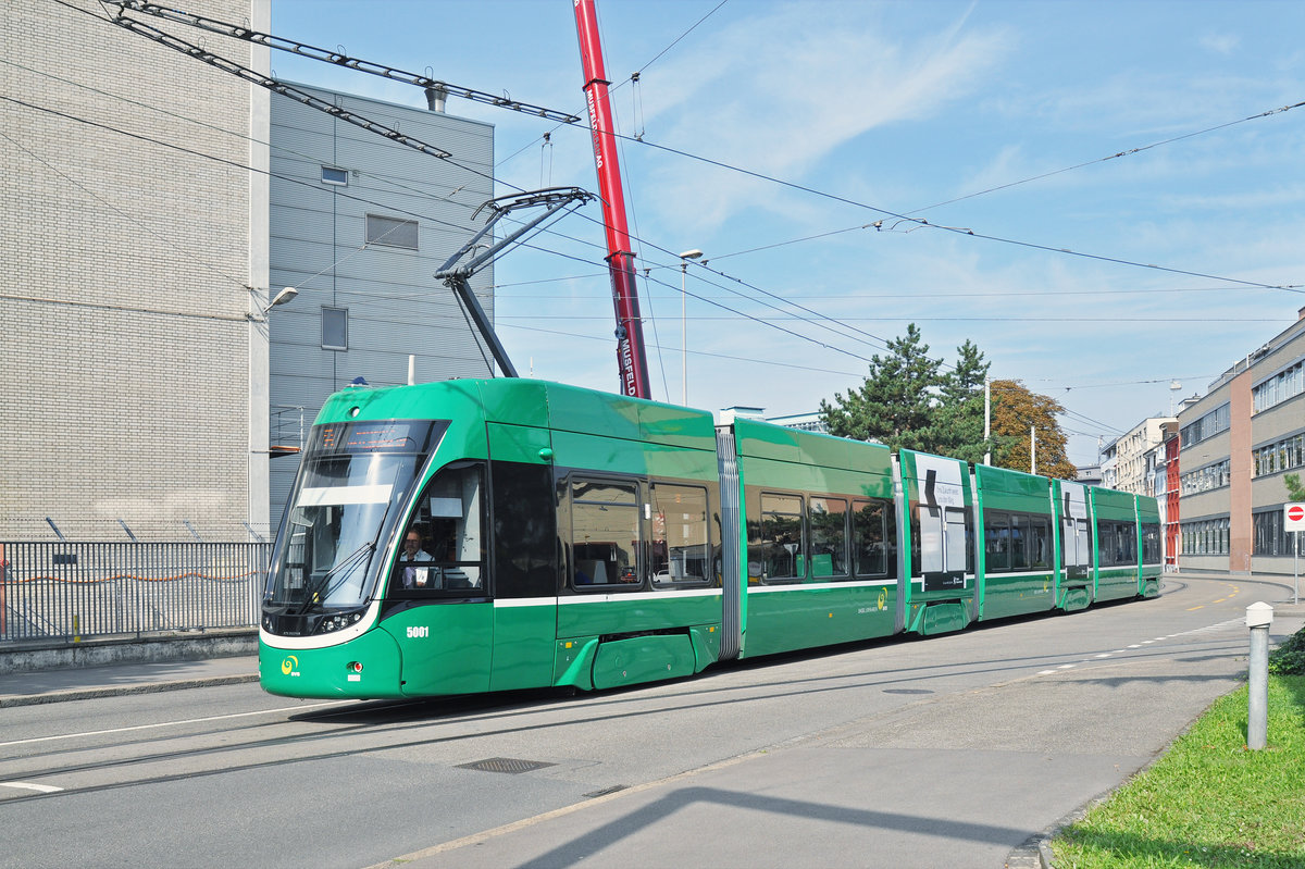 Be 6/8 Flexity 5001, mit einer Teilwerbung für die BKB, fährt zur Haltestelle der Linie 8 an der CIBA. Die Aufnahme stammt vom 23.09.2016.