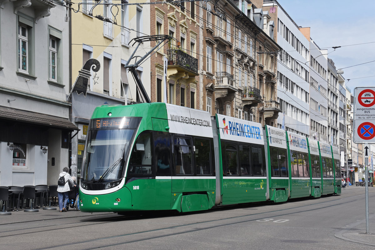 Be 6/8 Flexity 5018, auf der Linie 6, fährt zur Haltestelle Claraplatz. Die Aufnahme stammt vom 01.05.2018.