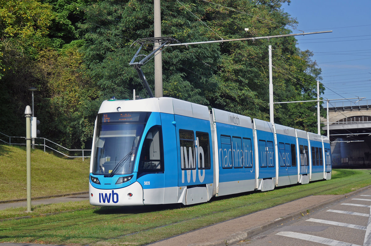 Be 6/8 Flexity 5028, mit der IWB Werbung, fährt zur Haltestelle St. Jakob. Die Aufnahme stammt vom 23.09.2017.