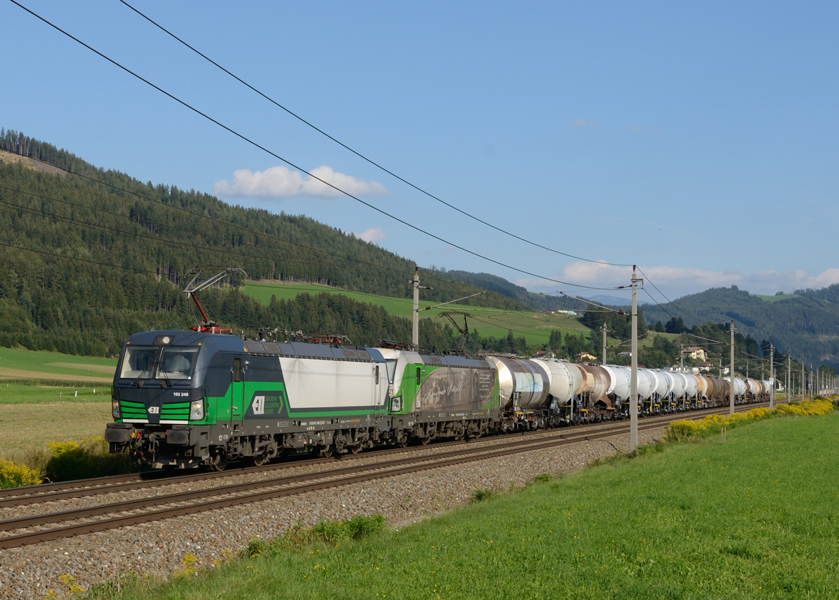 Bedingt durch die Baustelle in Rothenthurn  musste der STB-Schlammkreidezug 47896 am 31. August 2016 über den Schoberpass umgeleitet werden, und wurde von mir bei Seiz im Liesingtal  fotografiert. Die Triebfahrzeuge 193 246 und 193 204 wären mir ehrlich gesagt in umgekehrter Reihung lieber gewesen. ;)