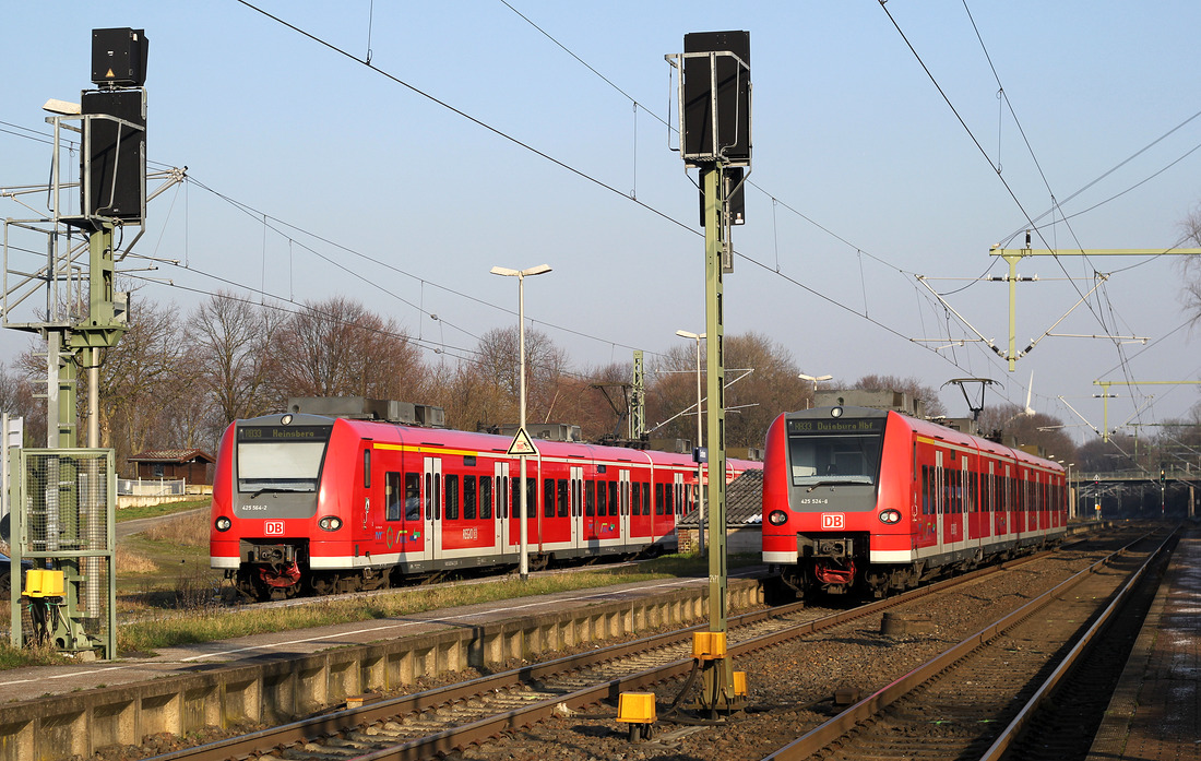 Begegnung von 425 064 (links) und 425 024 (rechts) im Bahnhof Lindern.
Fotografiert am 7. Februar 2018.