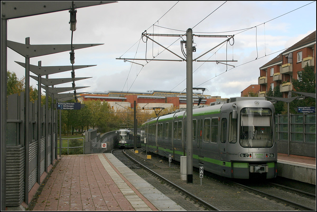 Begegnung an der Tunnelrampe -

1999 wurde die Stadtbahnlinie 3 von der U-Haltestelle Mühlenberg (heute Mühlenberger Markt) nach Wettbergen verlängert. Hier begegnen sich zwei Züge an der Rampe an der Station Zeschkowstraße.

01.11.2006 (M)