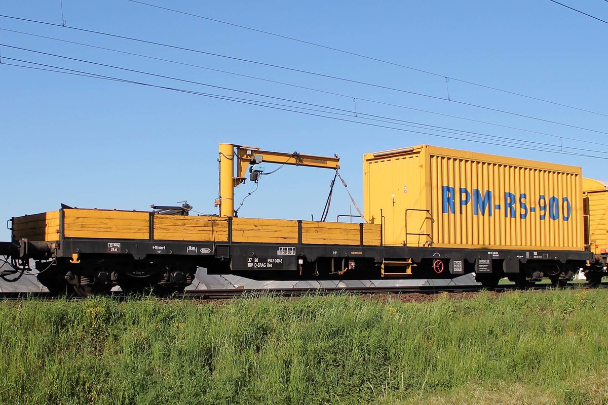 Begegnung der besonderen Art: Auf der KBS 651 Rhein-Main-Bahn bei Braunshardt begegnete mir am 7.5.2018 während einer Überführung  Katharina die Große  Bettungsreinigungszug RPM-RS-900 der Firma SGL Spitzke Logistik GmbH. Hier zu sehen Niederbordwagen der Gattung Res, Wagennummer 37 80 3947 040-6 mit Container und Ladekran.
Bild 14 von 24 