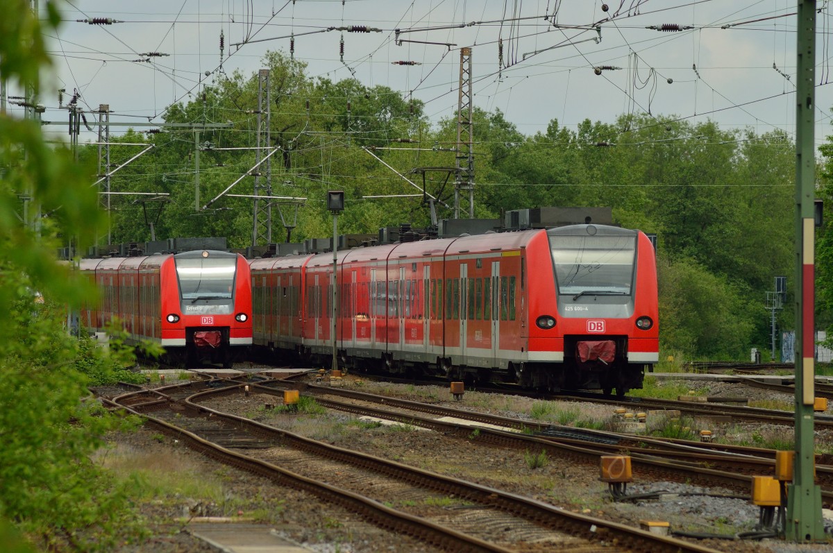 Begegnung in Grevenbroich auf den Bü Blumenstraße. Aus Jüchen kommend ist der 425 601-2 zusehen und rechts der nach Mönchengladbach fahrende 425 600-4, beide Züge sind als RE8 von und nach Mönchengladbach fahrend abgelichtet. 27.4.2014