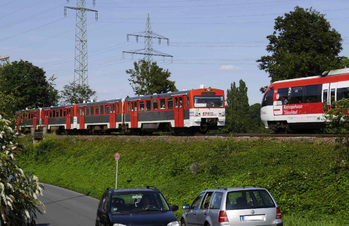 Begegnung in der Nähe des Einfahrsignals Düsseldorf-Gerresheim: Die Doppeltraktion aus 2.42 und 2.39 ist auf der zweiten Nachittagsfahrt als Express-SBahn Richtung Düsseldorf. Ihr begegnet ein regulärer Talent (der die Strecke übrigens schneller zurücklegt als der Express) auf dem Weg nach Mettmann (7.8.17). Damit soll das Thema VT2E auf der Regiobahn für mich sein Bewenden haben, auch wenn die Fahrten noch bis zum 29.8. durchgeführt werden.