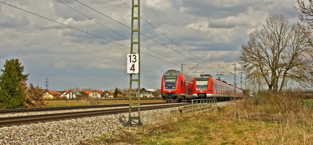 Begegnung von S-Bahn und Regionalbahn am 16.04.13 zwischen Heimstetten und Grub.