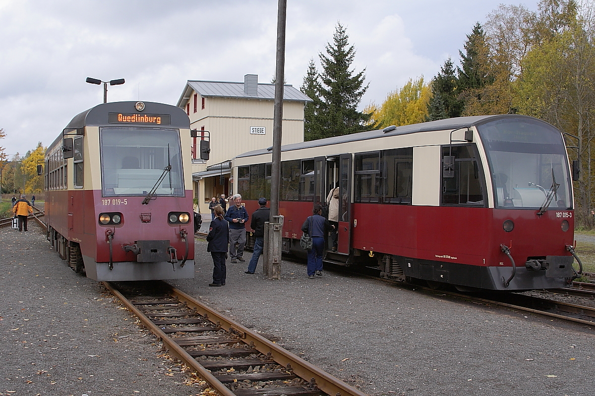 Begegnung zweier Triebwagen am frühen Nachmittag des 20.10.2013 im Bahnhof Stiege. Links steht 187 019, als P8972 aus Nordhausen kommend und mit Fahrziel Quedlinburg, rechts daneben 187 015, unterwgs von Harzgerode nach Nordhausen, mit der Zugnummer P8981.