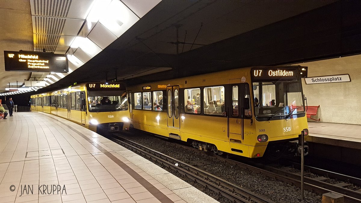 Begegnung zweier U7 im U-Bahnhof Schlossplatz (05.02.2017)