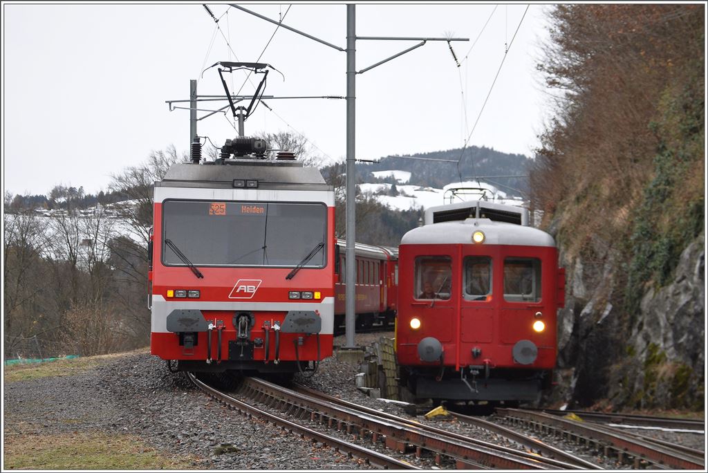 Begegnung zwischen Regelzug mit BDeh 3/6 25 + B10 + B11 mit Extrazug mit ABDeh 2/4 24 + Bt31 in Wienacht-Tobel. (29.11.2015)