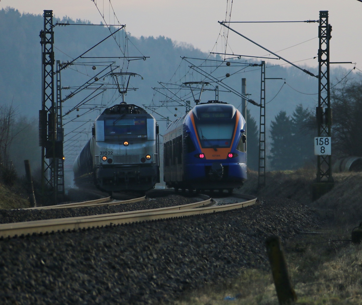 Begegnungen: 37022 trifft mit ihrem Kesselwagenzug aus Richtung Süden die nach Bad Hersfeld fahrende Cantus 427 004. Aufgenommen am 14.02.2015 zwischen Mecklar und Ludwigsau-Friedlos.