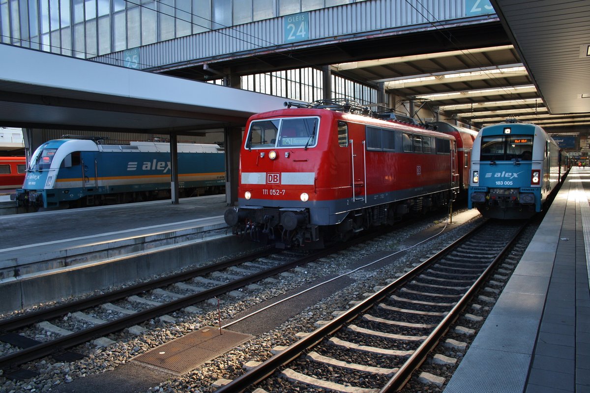 Begegnungen im Münchener Hauptbahnhof mit v.l.n.r. 183 003 mit dem ALX353 nach Praha hl.n., 111 052-7 mit der RB59087 von Nürnberg Hauptbahnhof und 183 005 mit dem ALX84104 nach Hof Hauptbahnhof. (15.8.2017)