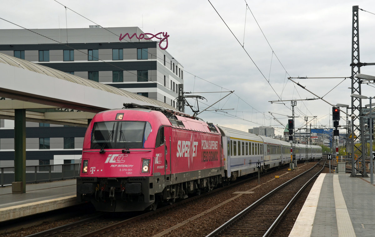 Bei 370 001 lösen sich bereits die Werbefolien von selbst. Mit dem EC 47 nach Warschau erreicht der PKP-Taurus am 08.04.17 den Berliner Ostbahnhof.