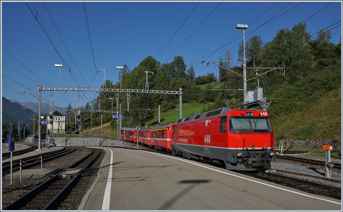 Bei aller Liebe zu Werbeloks, gefällt mir die RhB Ge 4/4 III 648 in ihre selten, werbelosen RhB Lackierung doch am Besten. Das Bild zeigt die Ge 4/4 III am Schluss eines Regionalzuges nach Davos beim Verlassen von Filisur.
12. Sept. 2017