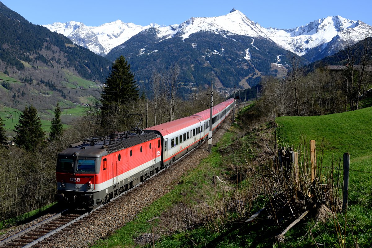 Bei Anger konnte am 25. April 2013 die 1144.233 mit ihrem IC 591 nach Salzburg aufgenommen werden.