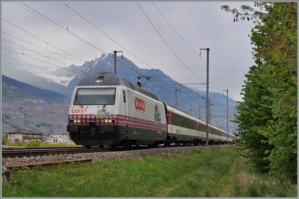 Bei Ardon flatterte mir das Tischtuch vor die Kamera: Die SBB Re 460 083-9 mit dem IR  1718 von Brig nach Genève Aéroport. 
18. April 2014