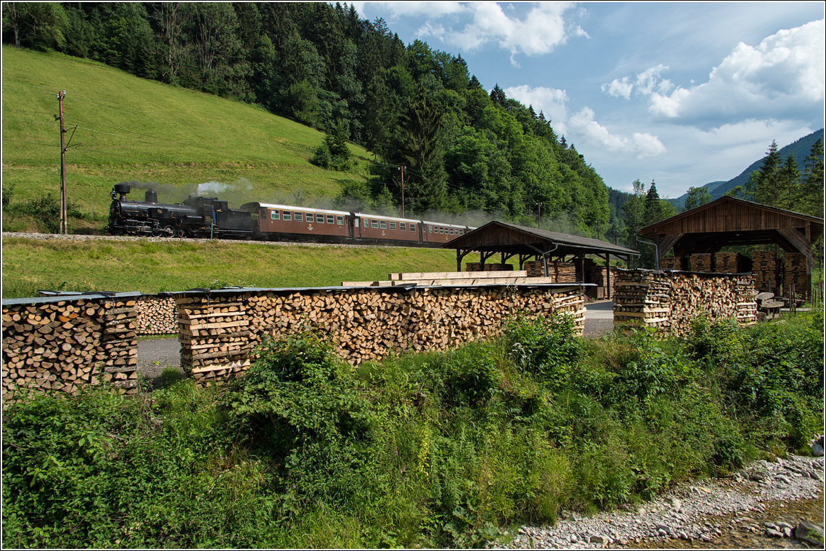 Bei der Ausfahrt von Laubenbachmühle Richtung St.Pölten befindet sich das namensgebende Sägewerk. Mh.6 hat mit ihrem Zug den Bahnhof Laubenbachmühle verlassen und befindet sich hier auf dem Rückweg nach St.Pölten, 12.7.2015