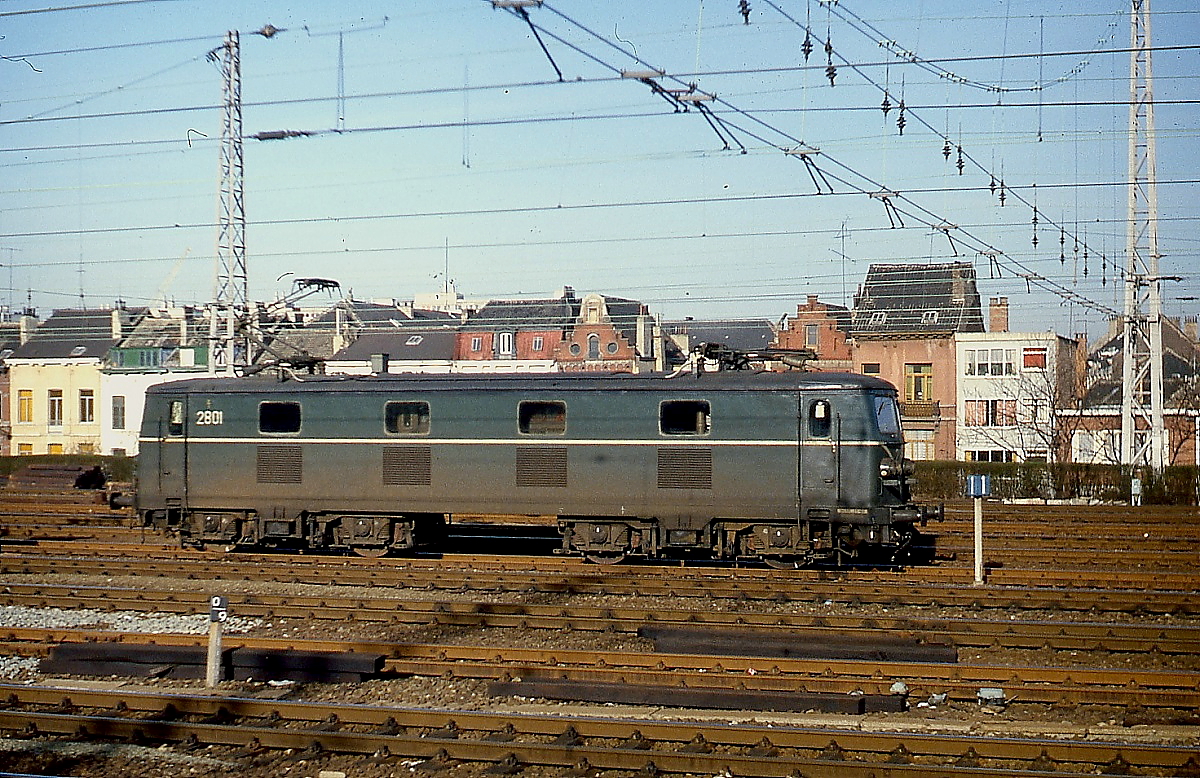 Bei der Baureihe 28 der SNCB denkt man heutzutage an die grenzüberschreitend eingesetzte Cobra-Lok. Früher waren als Baureihe 28 drei 1949 als Baureihe 120 abgelieferte Loks eingereiht (zwischen 1971 und 1976 Baureihe 20). Ab 1990 waren die Lokomotiven als Reserve abgestellt und wurden nur noch im Rangierdienst in Brüssel eingesetzt, als letzte wurde die 2802 im Jahr 2004 ausgemustert. Die 2801, die im Frühjahr 1980 im Gleisvorfeld eines Brüsseler Bahnhofes unterwegs ist, blieb als Museumslokmotive erhalten. 
