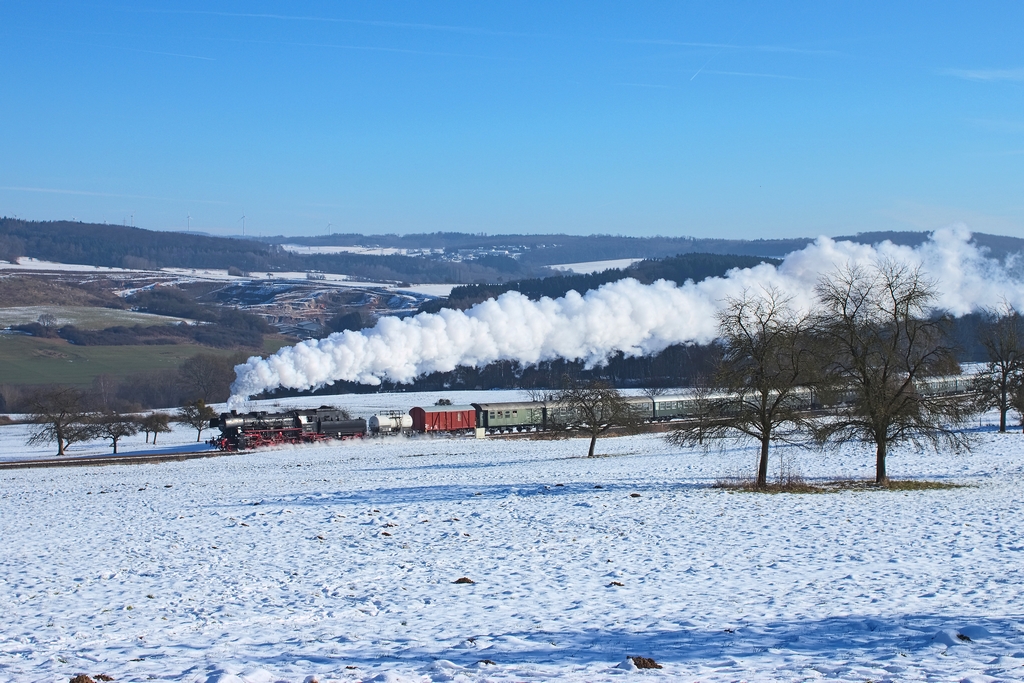 Bei Berzhahn erklomm am 7.2.2015 die 52 1360 mit dem Sonderzug der Eisenbahnfreunde Treysa die Steigung der Oberwesterwaldbahn nach Westerburg