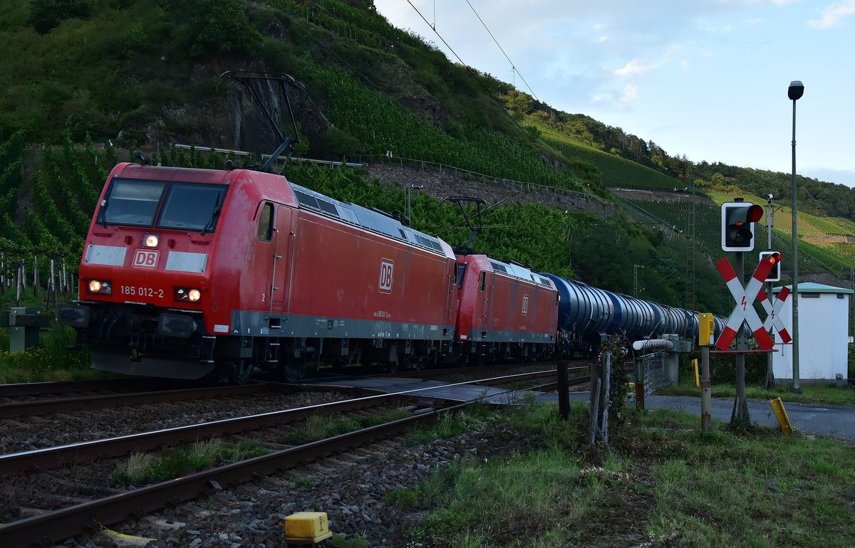 Bei der Bopparder Hamm kommt die 185 012-2 und eine Schwesterlok mit einem Kesselwagenzug rheinaufwärts über die Kbs 470 am Montagabend den 11.9.2017 gefahren.