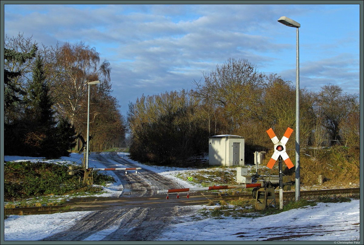 Bei Bottmersdorf nahe dem einstigen Nebenbahnknoten Blumenberg versieht dieser Bahnübergang mit mechanischen Halbschranken seinen Dienst. (09.01.2016)