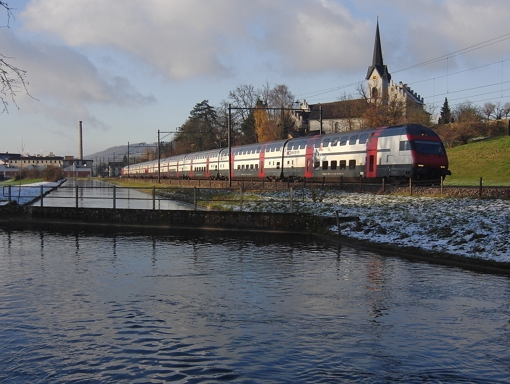 Bei Brglen (TG) verluft die Bahnlinie Winterthur-Romanshorn teilweise parallel entlang des Thurkanals. Hier ist am 30.11.2013 IC 825 von Brig nach Romanshorn unterwegs.