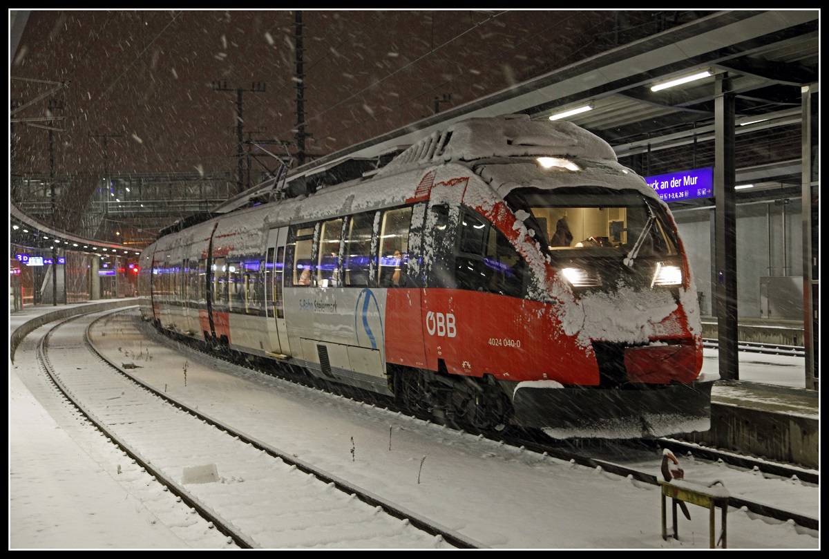 Bei dichtem Schneefall wartet der 4024 040 in Bruck an der Mur am Bahnsteig 4 auf die Abfahrt. Das Bild entstand am 15.01.2019.