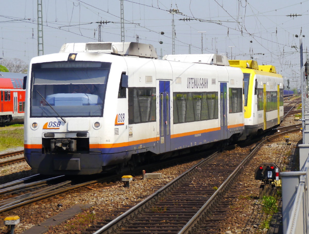 Bei diesem RS 1-Pärchen der Ortenau-S-Bahn, bestehend aus VT 513 und 511, ist nur der zweite Wagen schon in das 3-Löwen-Design umlackiert. Der Zug macht eine kurze Rangierfahrt Richtung Schwarzwaldbahn und wird dann für die Fahrt nach Strasbourg bereitgestellt. Aufnahme: Offenburg, 2.5.16.