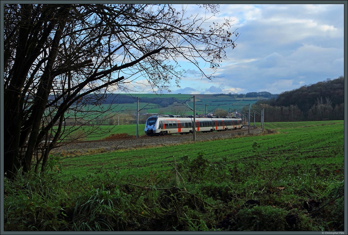 Bei Döbritschen folgt die Saalbahn mit mehreren Bögen den Windungen des Saaletals. Als RB 74587 rollt ein 442 von Abellio Rail Mitteldeutschland am 26.11.2017 in Richtung Camburg.
