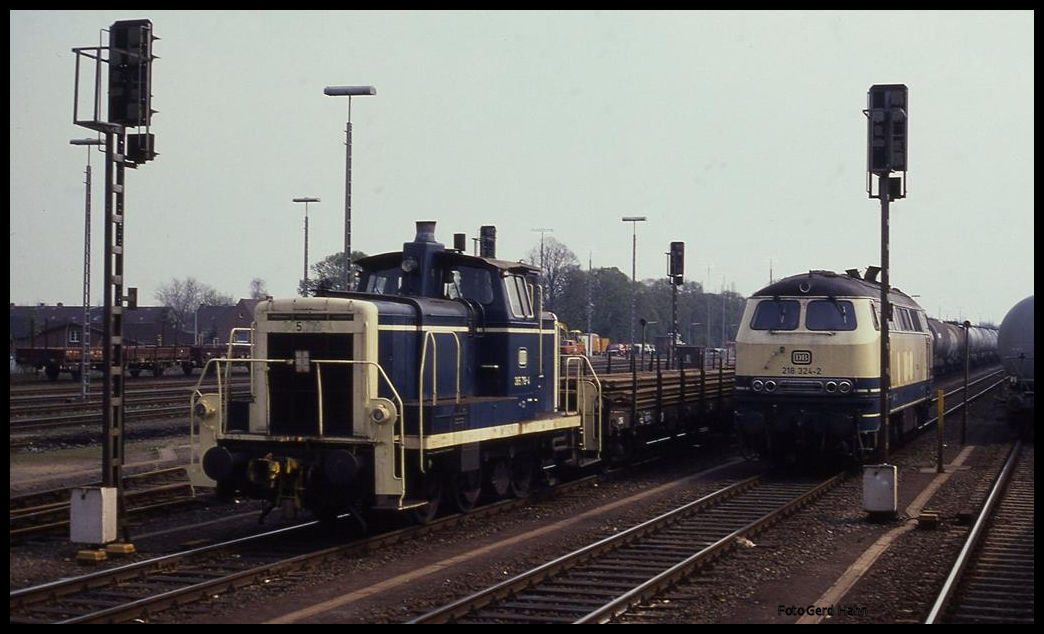 Bei der Durchfahrt in Büchen hielt ich am 26.4.1991 auf der Fahrt nach Berlin aus dem Zug heraus die im Bahnhof stehenden 365719 und 218324 um 14.06 Uhr im Bild fest. 