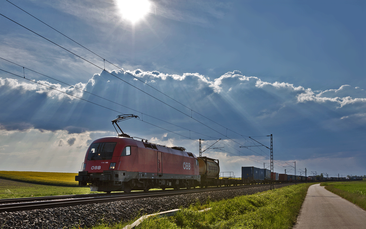 Bei einem gewaltigen,aufziehendem Gewitter donnert die 1116 199 in Künzing mit einem KLV Zug vorbei.Bild vom 19.5.2017