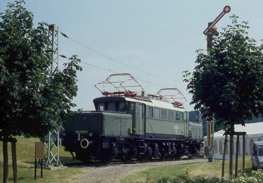 Bei einem Tag der offenen Tür am 8.7.1991 konnte ich die ehemalige Güterzug Lok 193008 als Denkmal im Atomkraftwerk Neckarwestheim fotografieren.