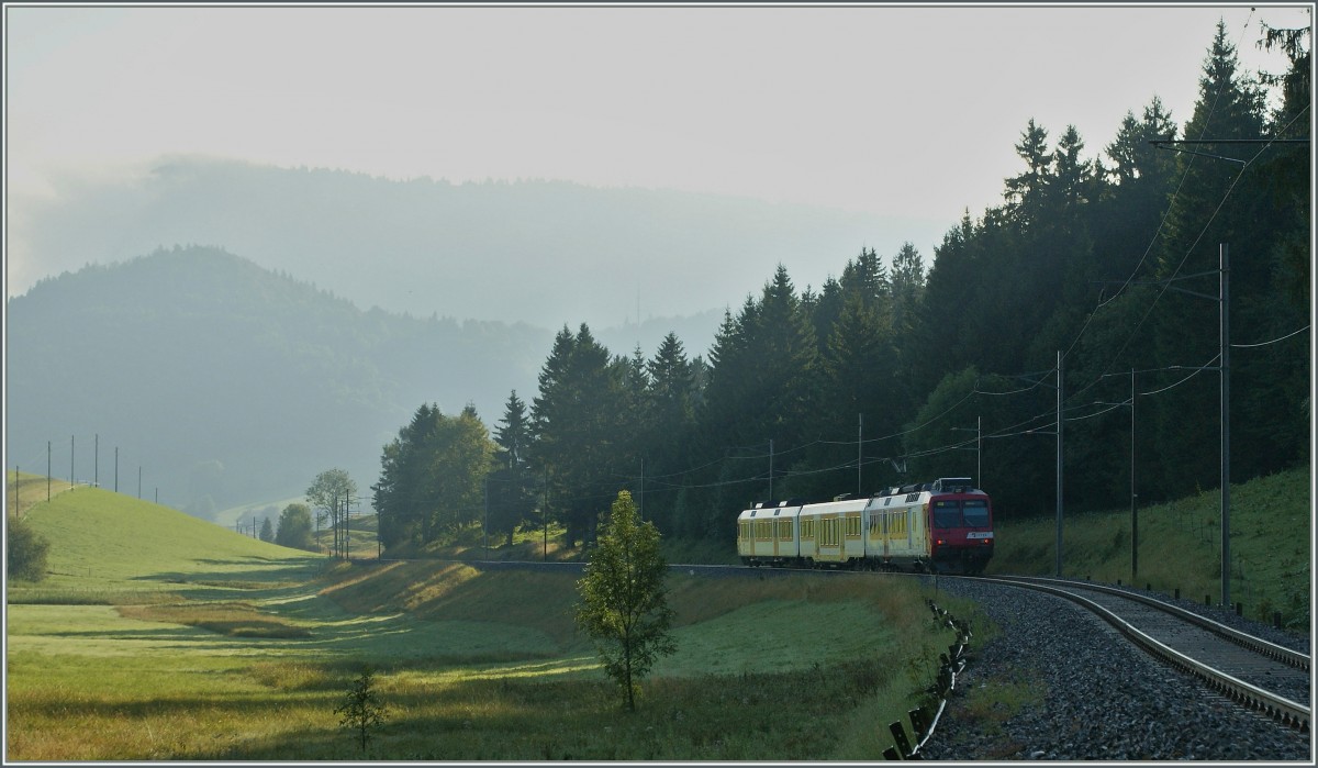 Bei einen Hauch Morgennebel fhrt der PBr (Travys) NPZ als Regionalzug 4214 von Le Brassus nach Le Day und konnte hier kurz nach der Abfahrt in Le Schey fotografiert werden.
15. August 2013