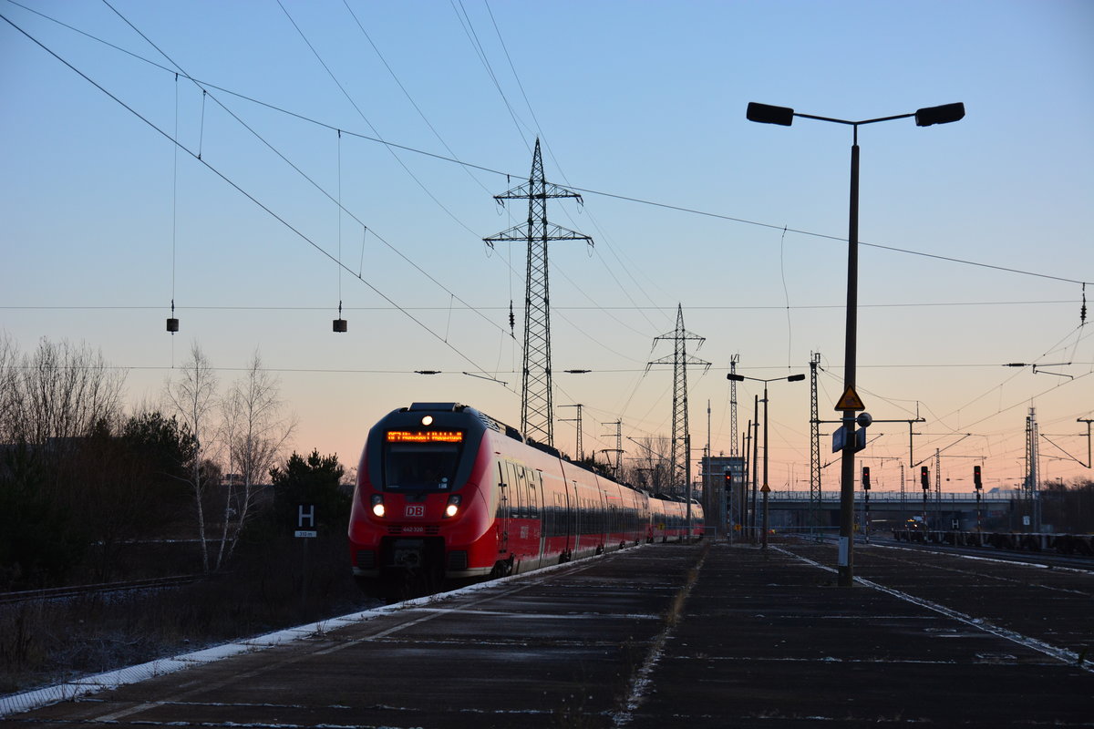 Bei eisigen -4°C fährt 442 320 als RE7 nach Wunsdorf in Berlin Schönefeld Flughafen ein.

Berlin Schönefeld 08.01.2018