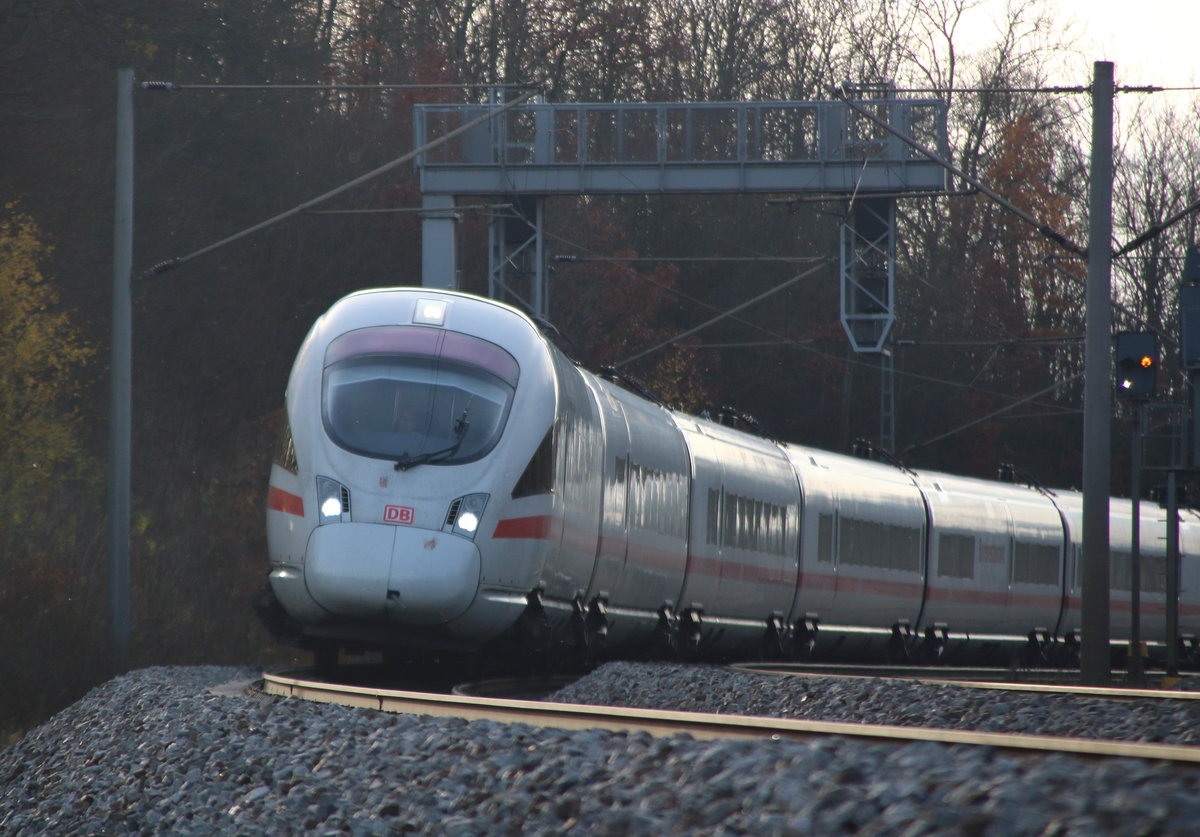 Bei Erfurt-Bischleben legt sich ICE 1549 (Frankfurt(Main) Flughafen - Dresden Hbf) in die Kurve.

Erfurt-Bischleben, 22. November 2017