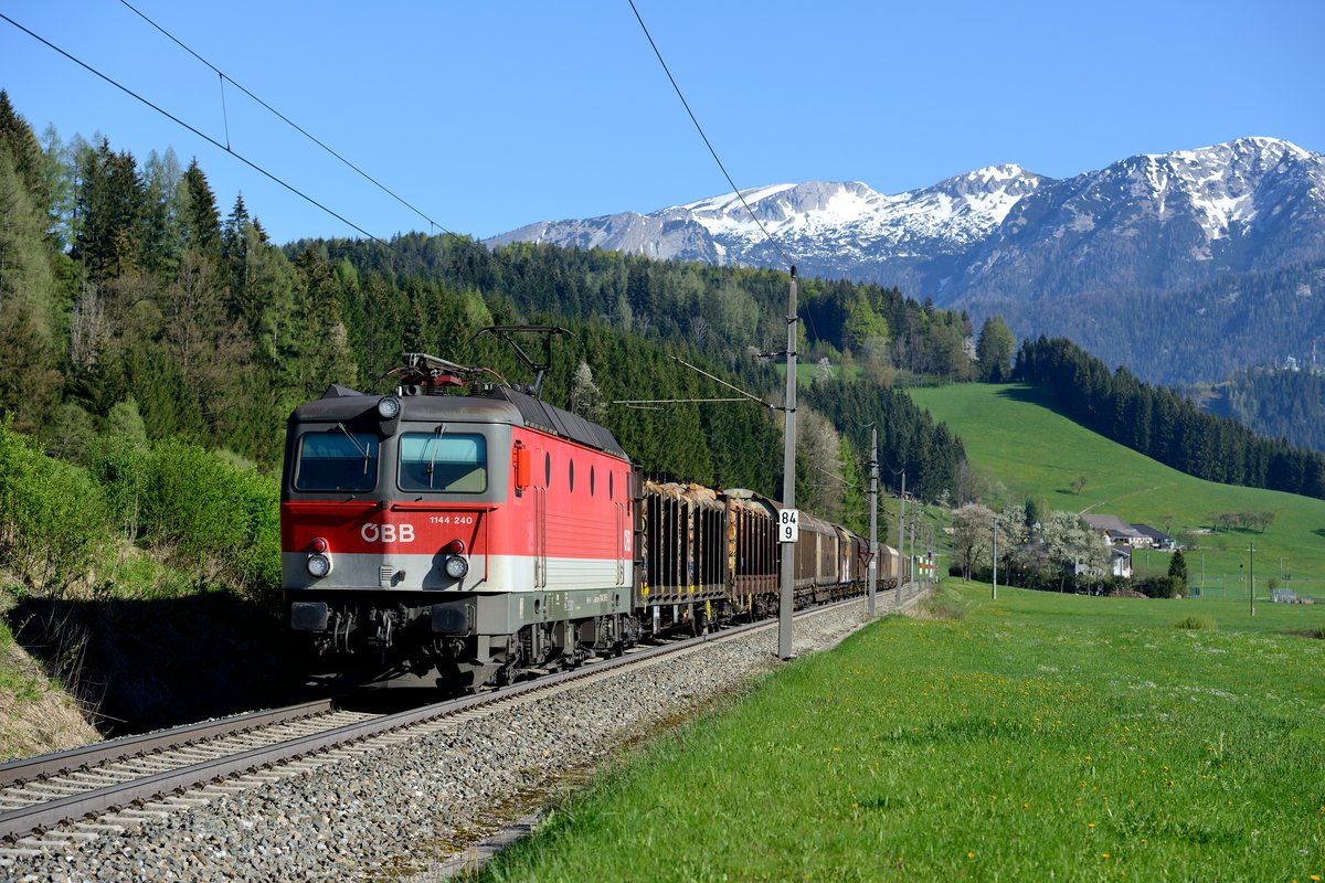 Bei Gleinkerau zwischen Windischgarsten und Spital am Pyhrn eilt die 1140.240 mit ihrem gemischten Güterzug am 21. April 2016 durch die frühlingshafte Landschaft. Auf dem Sengsengebirge liegt noch etwas Schnee.