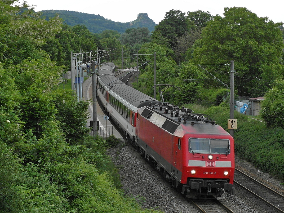 Bei der Haltestelle Singen Landesgartenschau zieht 120 130-0 am 30.05.2015 den letzten IC des Tages aus Richtung Stuttgart nach Singen, wo eine Re 4/4 II die Weiterfahrt nach Zürich übernehmen wird.