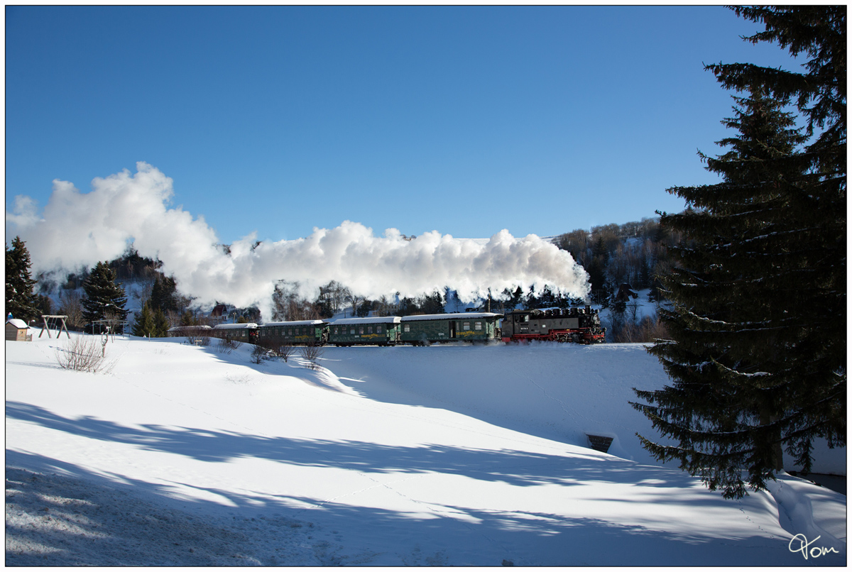 Bei herrlichem Winterwetter, fuhr die VIIK 99 1773 der Fichtelbergbahn, von Cranzahl nach Kurort Oberwiesenthal, aufgenommen nahe Unterwiesenthal.
31.01.2019