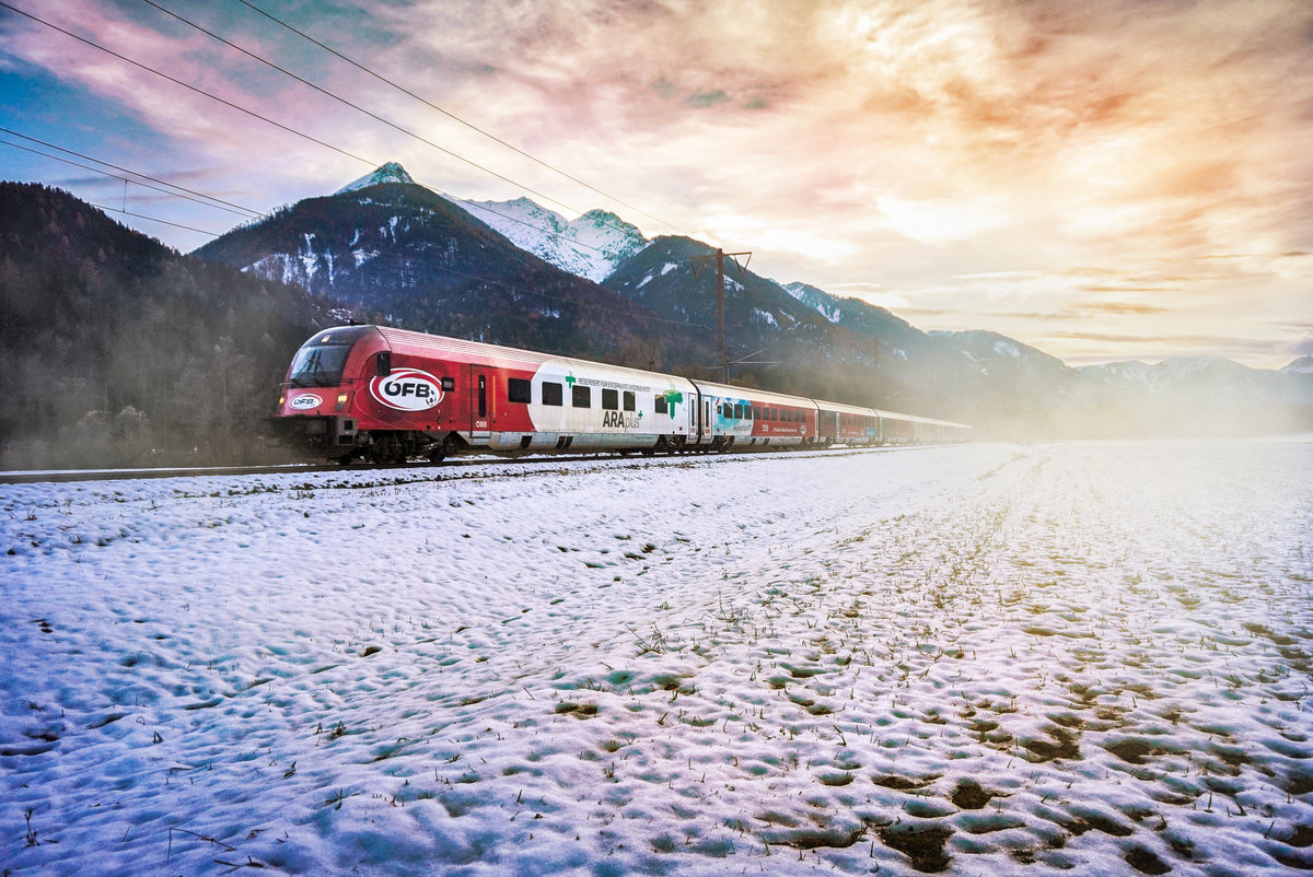 Bei herrlicher Abendstimmung taucht der ÖFB-railjet bei Berg im Drautal aus dem Nebel auf.
Unterwegs war die Garnitur als railjet 632 (Lienz - Wien Hbf).
In nur einem Monat ist der railjet-Einsatz im Oberen Drautal nach vier Jahren wieder zu Ende, dann wird das Zugpaar 533/632 wieder als IC geführt und hat wie damals wider ein richtiges Restaurant und besteht an stark frequentierten Wochenenden wieder aus bis zu 12 Waggons.
Aufgenommen am 11.11.2017.