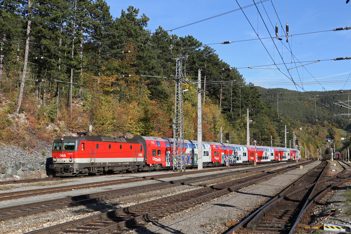 Bei herrlichsten Herbstwetter fährt 1144.122 mit ihren Reg. in den Bhf.Payerbach/R. ein. 14.10.17