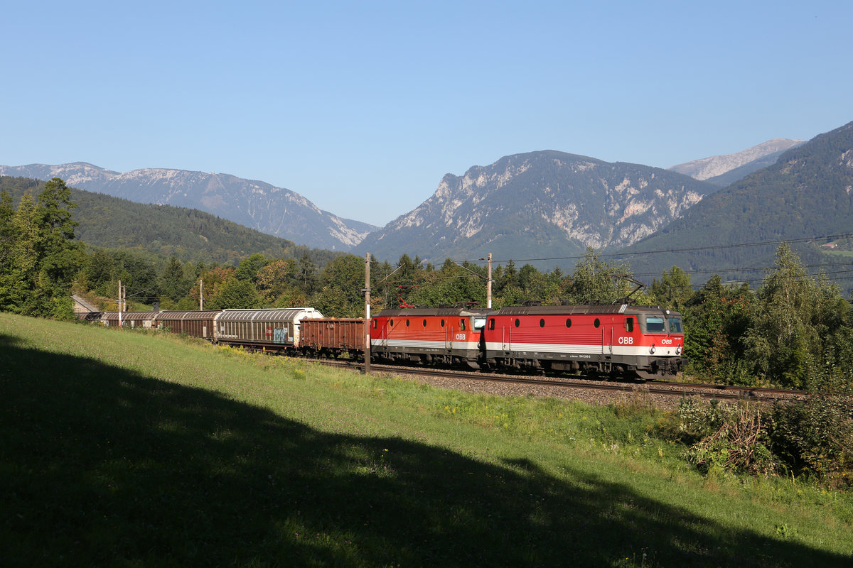 Bei Kaiserwetter am 18.9.18,fahren 1144.246+228 mit G-54507 vor Rax und Schneeberg bei der Steinbauerwiese am Eichberg. 