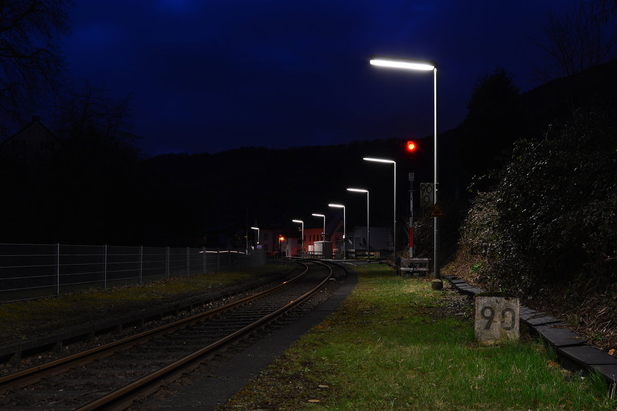 Bei Kilometer 90,0 auf der Lahntalbahn liegt der Haltepunkt Nievern.

Nievern 23.03.2018