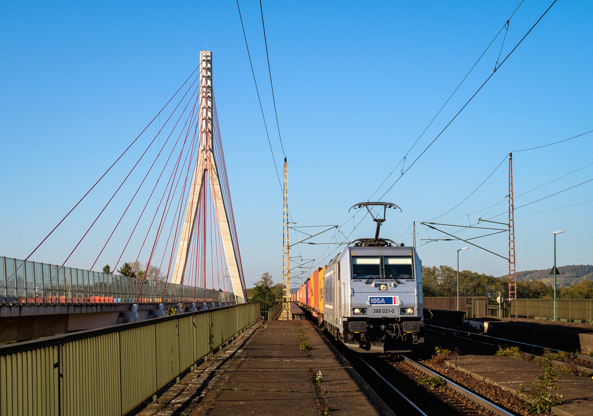 Bei klarem Herbstwetter überquert ein Containerzug, bespannt mit einer Lok der Baureihe 386 von Metrans, die Elbe bei Niederwartha. (17.10.2017)