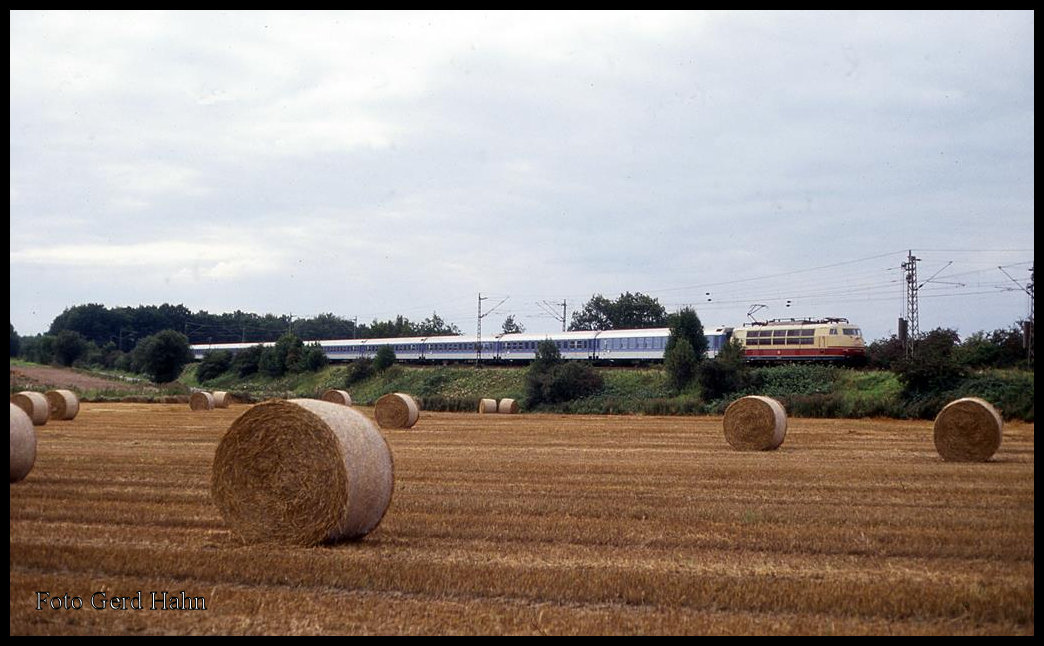 Bei Klein Süstedt war am 29.8.1993 die 103108 mit dem Interregio 2172 um 17.24 Uhr nach Hamburg unterwegs.