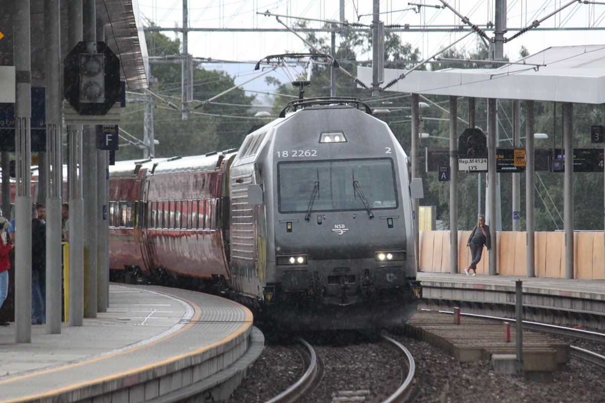 Bei leichtem Regen durchfährt REG 63 nach Bergen am 31.07.2017 den Bahnhof Lysaker.